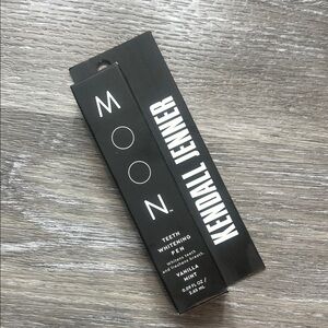 Kendall Jenner Moon Teeth Whitening Pen - Vanilla Mint
